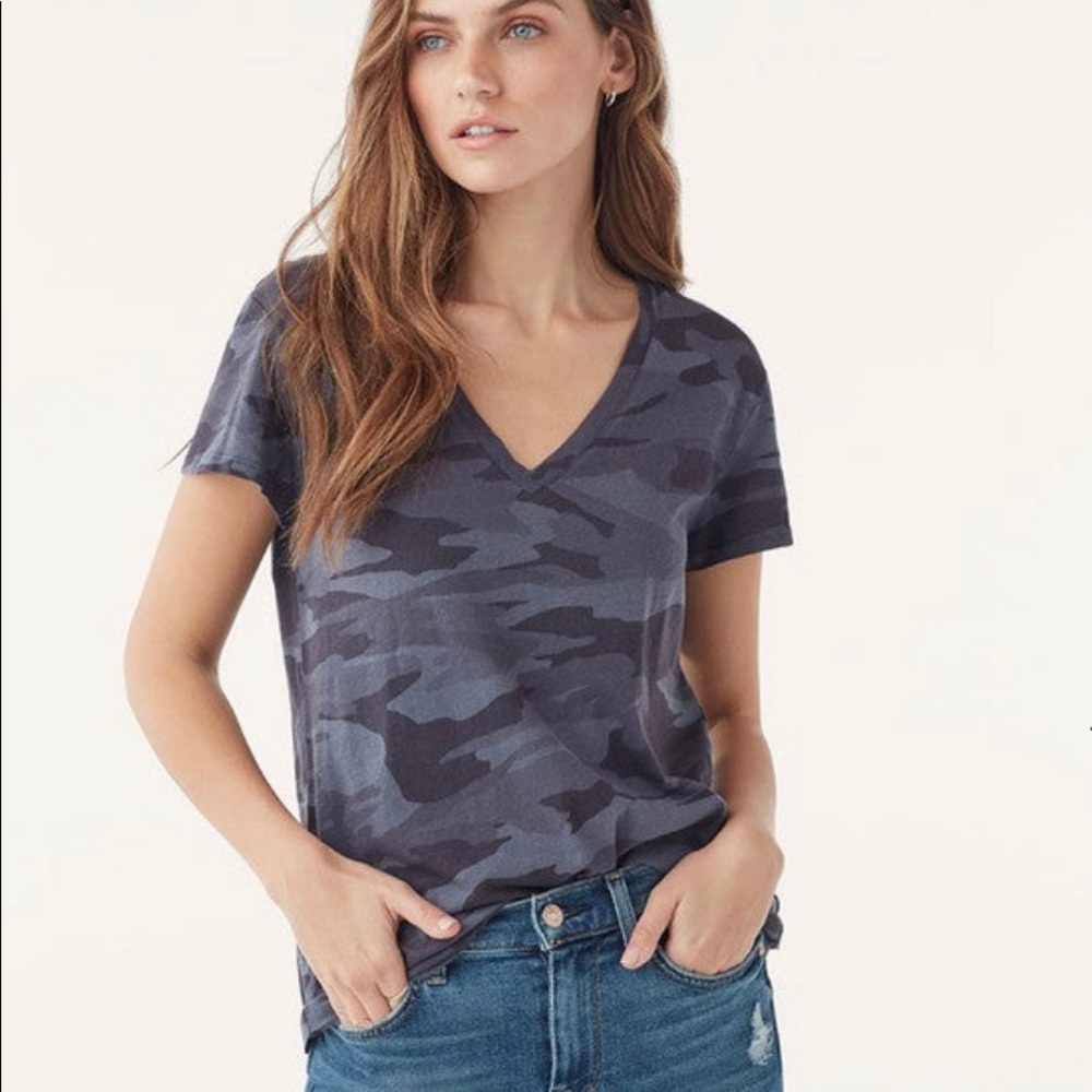 ✨American Eagle camouflage v-neck t-shirt
